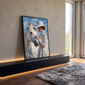 Mulher de chapéu e vestido de renda acariciando cavalo branco em pintura empastada, quadro decorativo