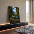 Carro esportivo verde e pantera negra em floresta com montanhas ao fundo, quadro decorativo