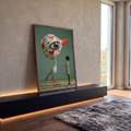 Ave surreal de olho verde gigante com corações vermelhos diante de figura em xadrez, quadro decorativo