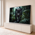 Pantera negra de olhos verdes caminhando na chuva entre folhagens da floresta tropical, quadro decorativo