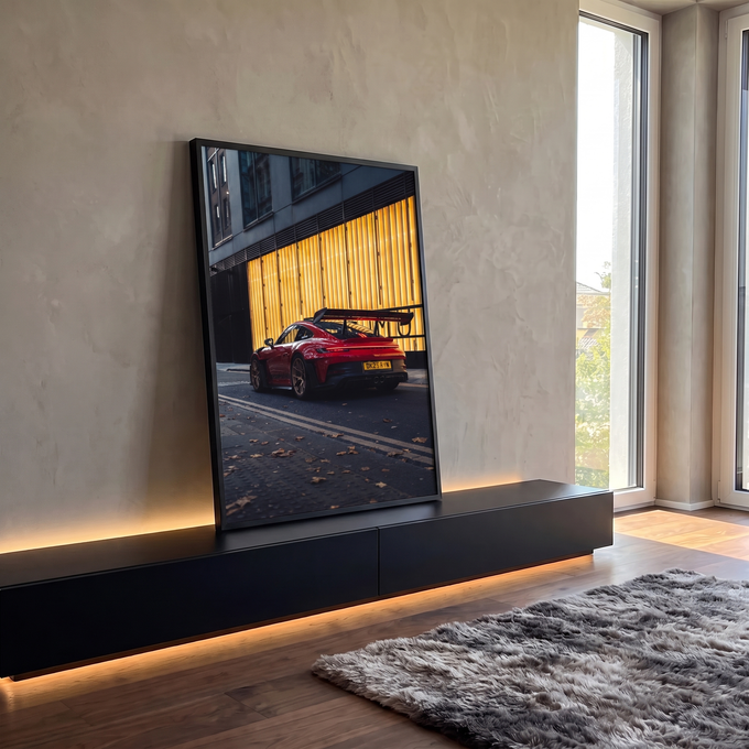 Porsche 911 GT3 RS vermelho de traseira em rua urbana com fachada dourada iluminada, quadro decorativo