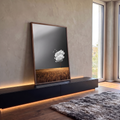 Árvore solitária com copa de nuvem, pássaros brancos, céu cinza e campo de trigo dourado, quadro decorativo
