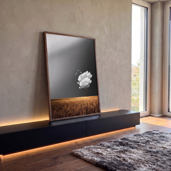 Árvore solitária com copa de nuvem, pássaros brancos, céu cinza e campo de trigo dourado, quadro decorativo