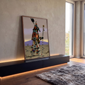 Quadro Decorativo Xamã Robótico com Máscara de Pássaro | quadros decorativos para sala | figura robótica com cabeça de pássaro e manto pintado caminhando pelo deserto ao entardecer | em Quadros para Sala | Porao dos Quadros
