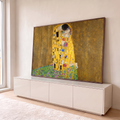 Casal abraçado em manto dourado sobre campo florido, O Beijo de Gustav Klimt, quadro decorativo