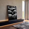 Fotografia preto e branco de menino solitário em meio a guarda-chuvas molhados na chuva, quadro decorativo