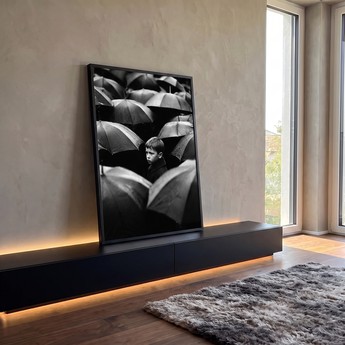 Fotografia preto e branco de menino solitário em meio a guarda-chuvas molhados na chuva, quadro decorativo