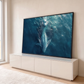 Quadro Decorativo Grande Tubarão Baleia Azul para Sala | quadros decorativos para sala | vista aérea de tubarão-baleia nadando perto de uma lancha no oceano azul | em Quadros para Sala | Porao dos Quadros