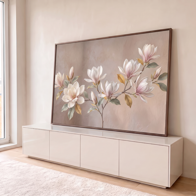 Galho de magnólias brancas e rosadas com folhas verdes e douradas sobre fundo bege, quadro decorativo