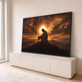 Jesus ajoelhado abraçando um cordeiro ao pôr do sol, com três cruzes ao fundo, quadro decorativo