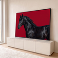 Cavalo preto de crina esvoaçante e pelagem brilhante em perfil sobre fundo vermelho, quadro decorativo