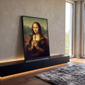 Quadro Decorativo Grande Mona Lisa Sorvete para Sala Marrom | quadros decorativos para sala | Mona Lisa segurando casquinha de sorvete verde em retrato clássico | em Quadros para Sala | Porao dos Quadros