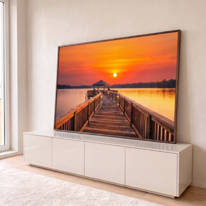 Píer de madeira com quiosque sobre lago calmo sob céu laranja de pôr do sol, quadro decorativo