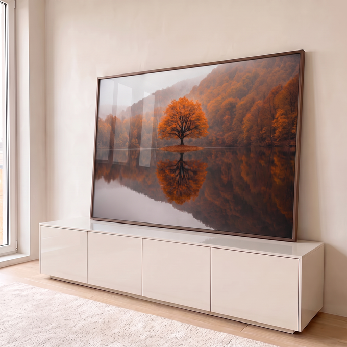 Quadro Decorativo Grande Árvore Solitária Outono para Sala | quadros decorativos para sala | árvore laranja de outono refletida num lago calmo cercado de colinas enevoadas | em Quadros para Sala | Porao dos Quadros