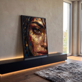 Close de rosto de mulher com olho castanho, folhas de ouro e pinceladas vermelhas e azuis, quadro decorativo