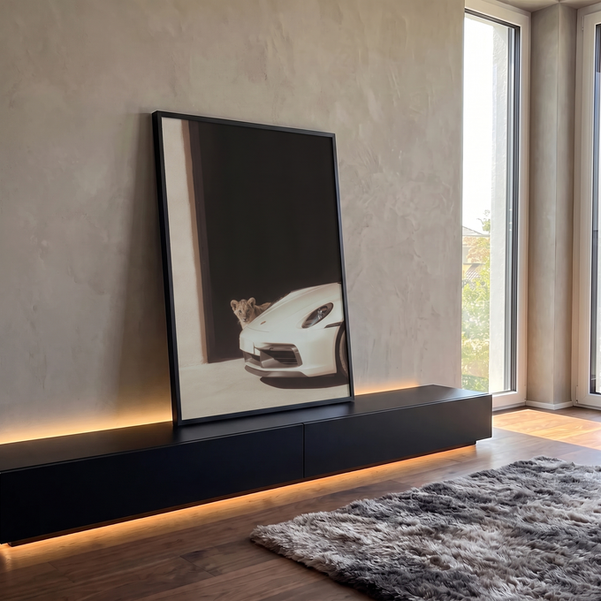 Quadro Decorativo Grande Filhote de Leão para Sala Preto | quadros decorativos para sala | filhote de leão espiando atrás de carro esportivo branco em vão escuro | em Quadros para Sala | Porao dos Quadros
