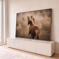 Cavalo alazão de crina loira, de costas, seguindo a manada no meio da poeira, quadro decorativo