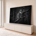 Quadro Decorativo Grande Leopardo Escalando para Sala Preto | quadros decorativos para sala | leopardo escalando galho seco em fotografia preto e branco de floresta | em Quadros para Sala | Porao dos Quadros