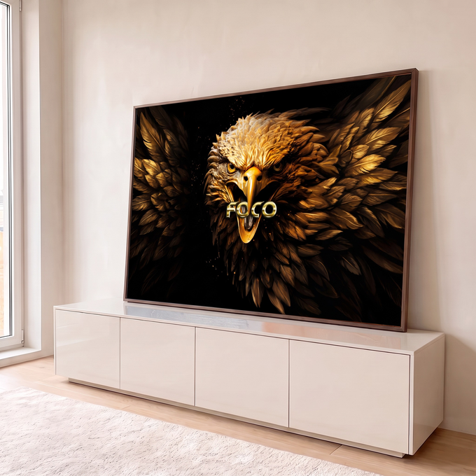 Águia de penas douradas com bico aberto, asas abertas e palavra FOCO em fundo preto, quadro decorativo