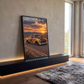 Carro antigo amarelo rústico com motor à mostra na estrada do deserto ao pôr do sol, quadro decorativo