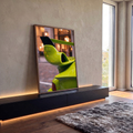 Aerofólio de carro esportivo verde-limão com luzes da cidade desfocadas ao fundo, quadro decorativo