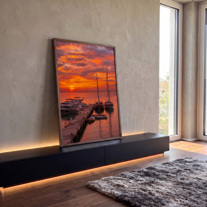 Pôr do sol laranja sobre marina com veleiros, iates e barcos no píer refletidos no mar, quadro decorativo