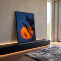 Lua cheia laranja gigante atrás de juncos em silhueta sob céu azul noturno, quadro decorativo