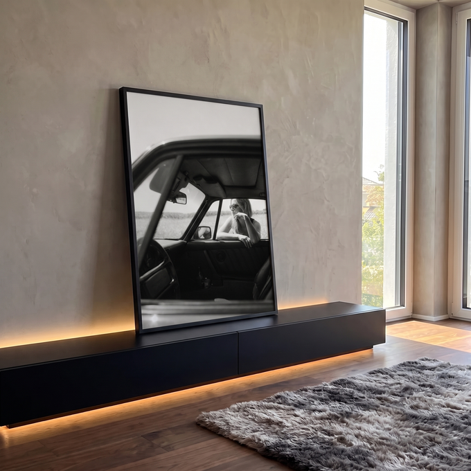 Mulher de óculos escuros na janela de carro clássico, vista de dentro, preto e branco, quadro decorativo