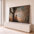 Babuíno sentado sobre cupinzeiro em floresta africana com névoa alaranjada, quadro decorativo