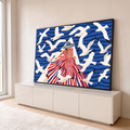 Ilustração de mulher com chapéu e vestido listrado entre gaivotas sobre mar azul, quadro decorativo