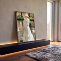 Quadro Decorativo Dama de Branco à Beira do Lago com Cisnes | quadros decorativos para sala | mulher de vestido branco vitoriano à beira de lago com cisnes em estilo impressionista | em Quadros para Sala | Porao dos Quadros