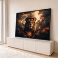 Leão de Judá com coroa dourada entre nuvens dramáticas e cruz iluminada, quadro decorativo