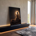 Quadro Decorativo Grande Jesus em Oração para Sala Preto | quadros decorativos para sala | homem ajoelhado em oração com halo dourado sob céu estrelado no deserto | em Quadros para Sala | Porao dos Quadros