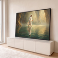 Jesus de túnica branca caminhando sobre as águas em cânion dourado com reflexo, quadro decorativo
