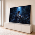 Jesus ajoelhado orando sobre a rocha entre oliveiras sob luz azul celestial, quadro decorativo