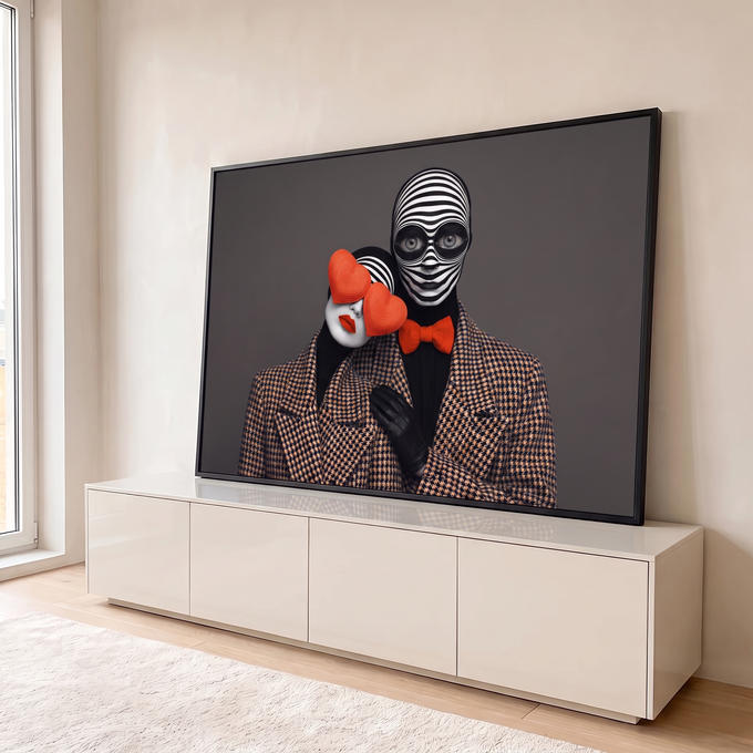 Quadro Decorativo Grande Máscaras Listradas para Sala | quadros decorativos para sala | duas figuras com rosto pintado, óculos de coração laranja e máscara listrada preto e branco | em Quadros para Sala | Porao dos Quadros