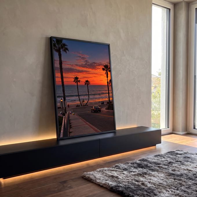 Quadro Decorativo Grande Carro Clássico na Orla para Sala | quadros decorativos para sala | pôr do sol laranja entre palmeiras com carro clássico em rua litorânea | em Quadros para Sala | Porao dos Quadros