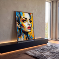 Rosto de mulher em pop art craquelado, lábios vermelhos, tons amarelo e azul e skyline, quadro decorativo