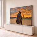 Cavalo baio de cabeçada no picadeiro de areia com céu laranja de pôr do sol ao fundo, quadro decorativo