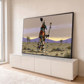 Figura Kachina com máscara de ave, cajado e penas em deserto com montanhas lilás, quadro decorativo