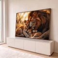 Quadro Decorativo Grande Leão e Filhotes para Sala Dourado | quadros decorativos para sala | leão adulto aconchegando dois filhotes com luz dourada de entardecer ao fundo | em Quadros para Sala | Porao dos Quadros