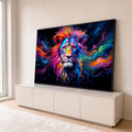 Leão de juba multicolorida em rosa, azul e laranja com pinceladas sobre fundo preto, quadro decorativo