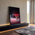Carro esportivo preto na neve à noite com lanterna vermelha e leopardo das neves à frente, quadro decorativo
