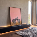 Duas zebras se acariciando na savana de grama dourada com fundo rosa, pintura a óleo, quadro decorativo