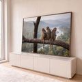 Três macacos sentados em galho de árvore observando vale verde com rio e montanhas, quadro decorativo