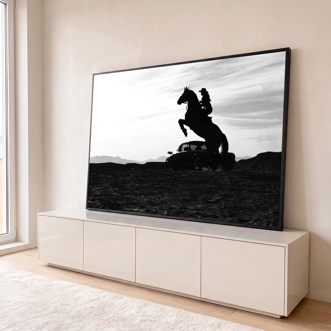 Cavalo empinado com cowgirl e Porsche clássico em silhueta no deserto, preto e branco, quadro decorativo
