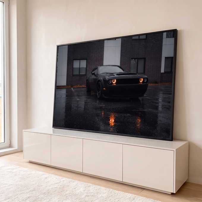 Carro esportivo preto com faróis laranja acesos em estacionamento molhado pela chuva, quadro decorativo