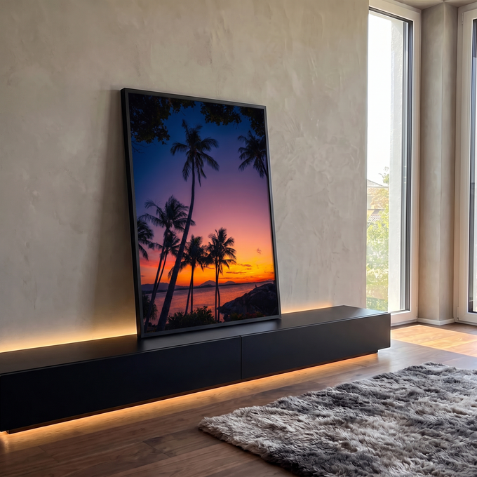 Coqueiros em silhueta ao pôr do sol tropical, céu laranja e lilás sobre o mar e rochas, quadro decorativo