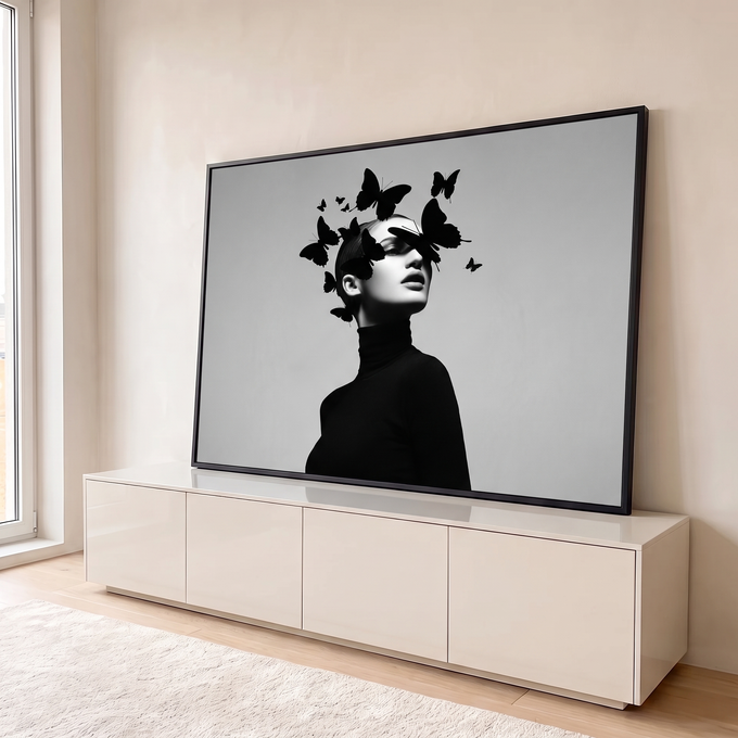 Quadro Decorativo Grande Mulher com Borboletas para Sala | quadros decorativos para sala | retrato de mulher em preto e branco coberta por borboletas pretas no rosto e cabeça | em Quadros para Sala | Porao dos Quadros