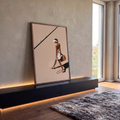 Quadro Decorativo Grande Mulher com Raquete para Sala Bege | quadros decorativos para sala | mulher de vestido branco caminha em quadra de tênis bege com raquete e bolsa | em Quadros para Sala | Porao dos Quadros